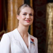 La princesa Leonor sonríe tras el saludo a los invitados al almuerzo celebrado posteriormente al acto en el que se le impuso el Collar de la Orden de Carlos III 