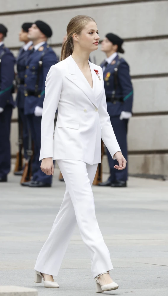 La princesa Leonor, vestida completamente de blanco.