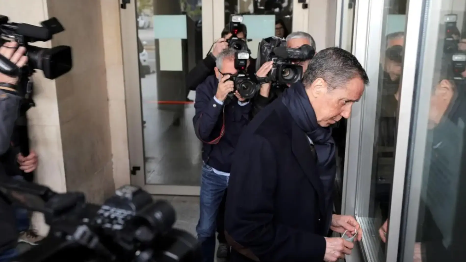 El expresident de la Generalitat, Eduardo Zaplana, a su llegada a la oficina de presentaciones del juzgado de guardia de Valéncia para firmar su libertad condicional. 