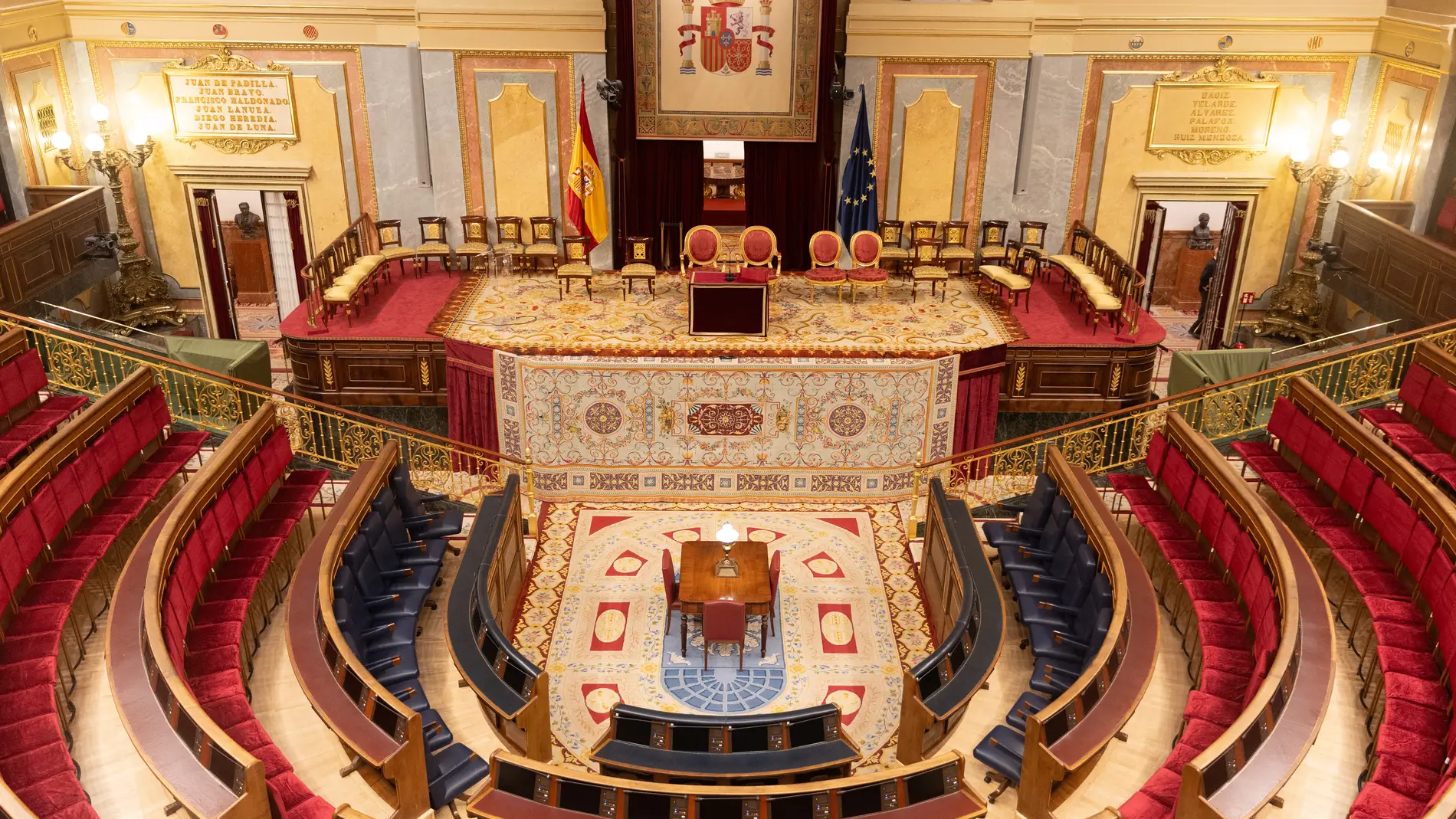 Vista del estrado preparado en el hemiciclo para la jura de la Constitución la Princesa de Asturias, en el Congreso de los Diputados