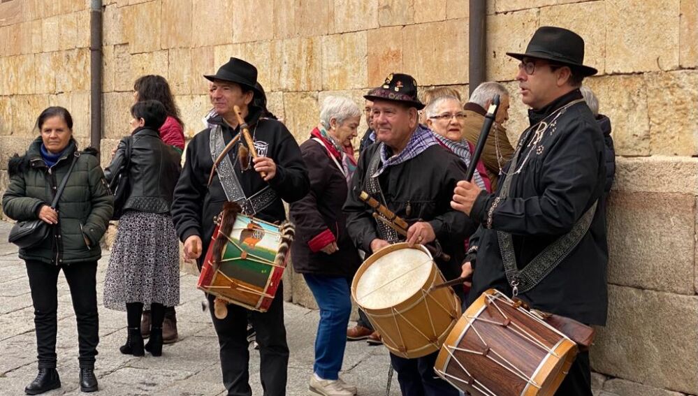 Tamborileros en la plaza de Anaya de Salamanca