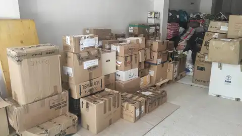 Cajas con alimentos y mantas que no llegarán a Libia Cajas con alimentos y mantas que no llegarán a Libia