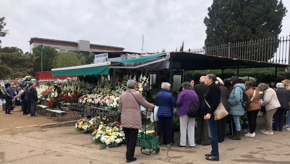 Puestos de venta de flores en el cementerio de Ciudad Real