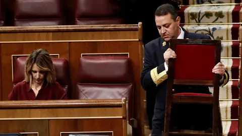 Un ujier traslada una silla y pasa junto a la portavoz del PP, Cayetana Alvarez de Toledo, durante la segunda jornada del debate de investidura de Pedro Sánchez como presidente del Gobierno este domingo en el Congreso de los Diputados. Un ujier traslada una silla y pasa junto a la portavoz del PP, Cayetana Alvarez de Toledo, durante la segunda jornada del debate de investidura de Pedro Sánchez como presidente del Gobierno este domingo en el Congreso de los Diputados.