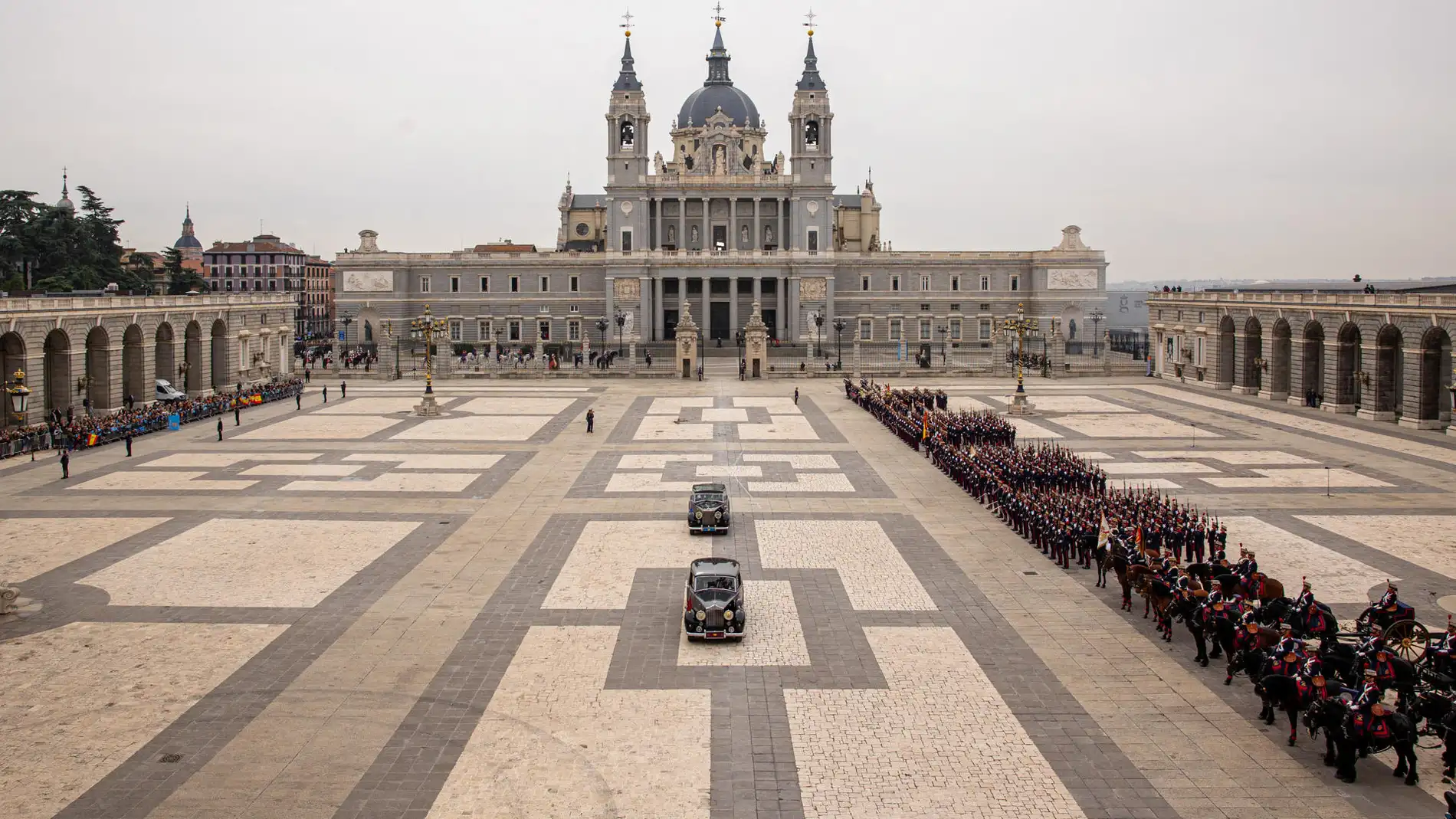 Los coches de la familia Real a su llegada al Palacio Real