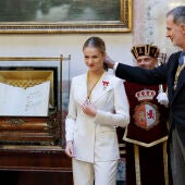 La princesa Leonor recibe la medalla del Congreso y el Senado junto a su padre, el rey Felipe