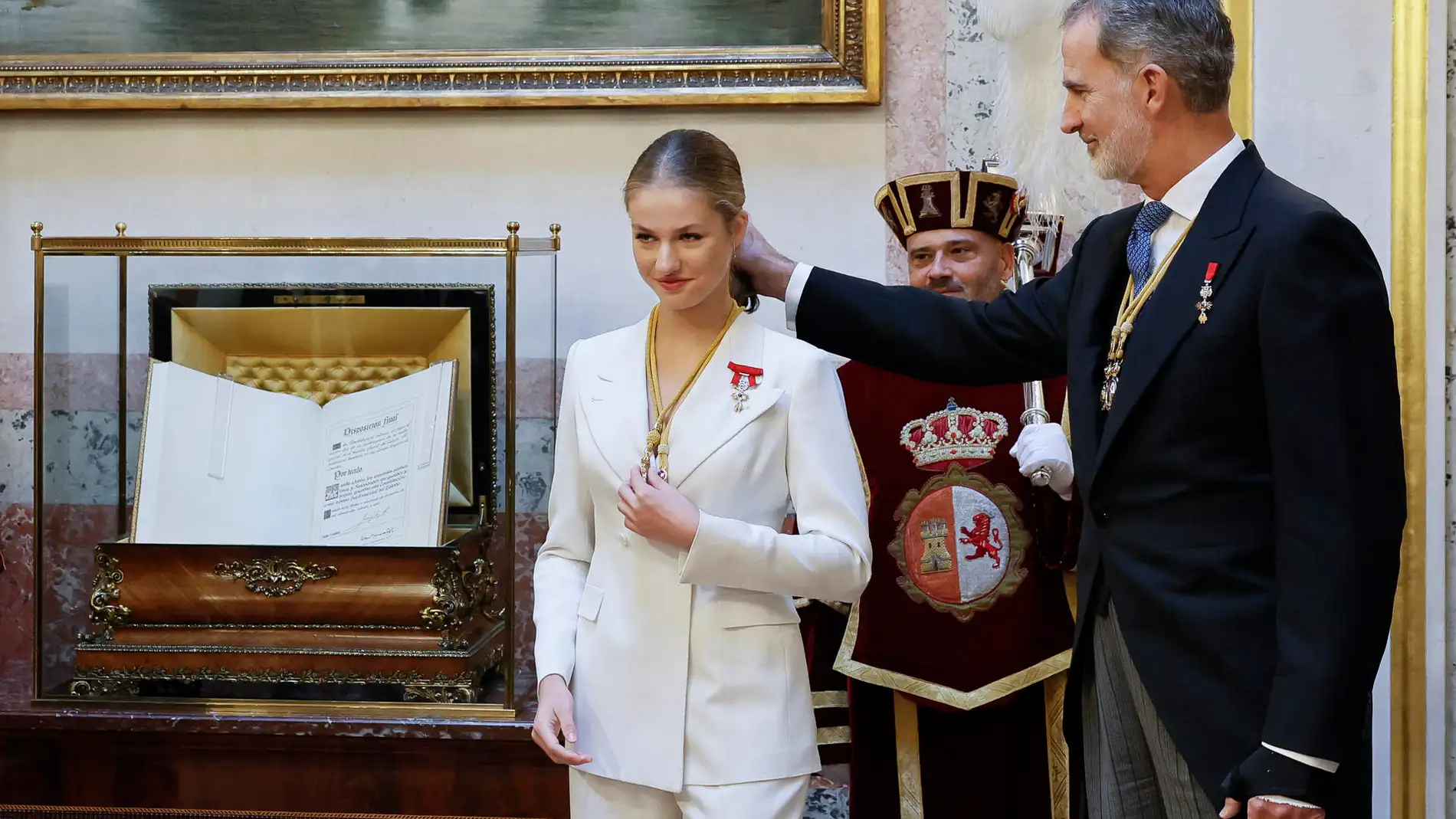 La princesa Leonor recibe la medalla del Congreso y el Senado junto a su padre, el rey Felipe
