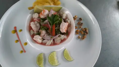 Un plat de ceviche Un plat de ceviche