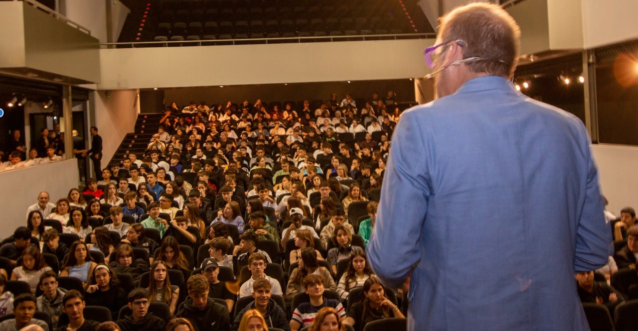 Salesianos se impone en el primer Pecha Kucha Elche de la Fundación Liderar con Sentido Común Salesianos se impone en el primer Pecha Kucha Elche de la Fundación Liderar con Sentido Común
