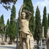 Escultura Memento Homo en el Cementerio de Torrero