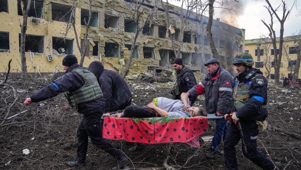 WORLD PRESS PHOTO OF THE YEAR Title: Mariupol Maternity Hospital Airstrike 