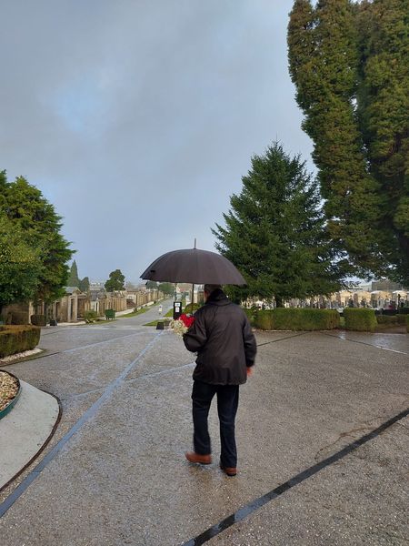 Los compostelanos comienzan a llevar flores a los cementerios y cumplir con la tradición de honrar a sus difuntos Los compostelanos comienzan a llevar flores a los cementerios y cumplir con la tradición de honrar a sus difuntos