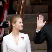 El rey Felipe y la princesa Leonor saludan a su llegada al Congreso de los Diputados el día de la jura de la Constitución de la Princesa de Asturias