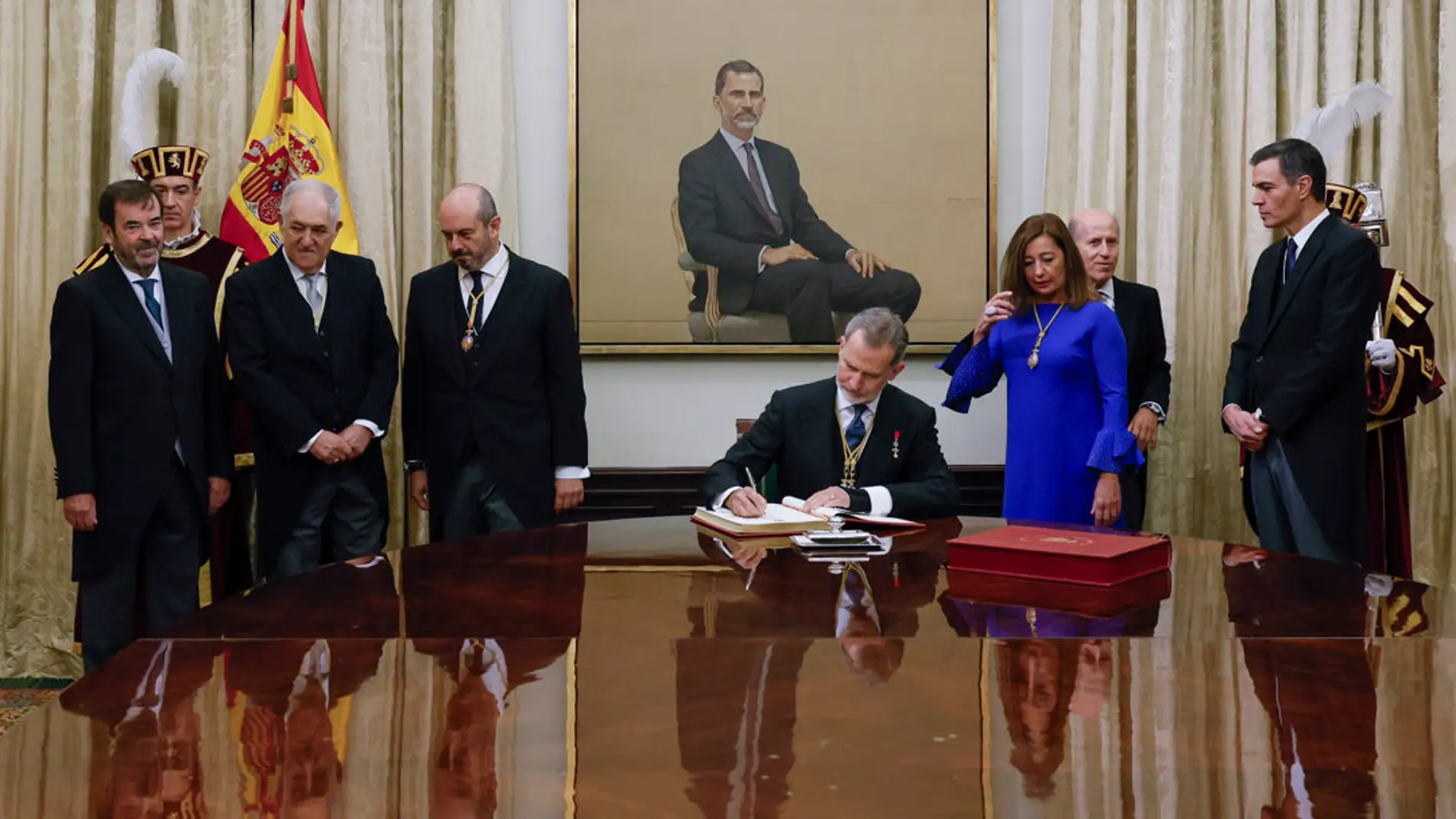 El rey firmando en el libro de honor del Congreso/ EFE/Ballesteros POOL