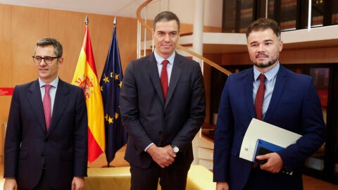Gabriel Rufián, portavoz de ERC en el Congreso, en una imagen de archivo junto a Pedro Sánchez y Félix Bolaños/ EFE/ Javier Lizón