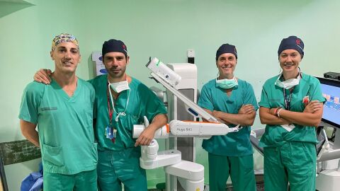 El robot Hugo con uno de los equipos de cirug&iacute;a del Hospital General 