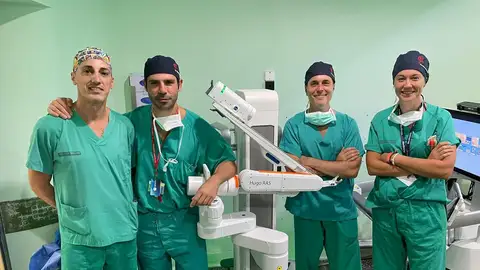 El robot Hugo con uno de los equipos de cirugía del Hospital General El robot Hugo con uno de los equipos de cirugía del Hospital General