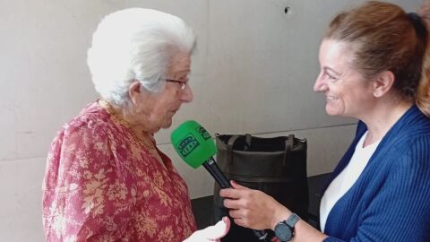 B&aacute;rbara P&eacute;rez, recibe el premio 'Vecino ejemplar 2023'.