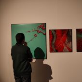 Un visitante contempla una de las obras del World Press Photo 23 en la Fundación Chirivella Soriano, en València