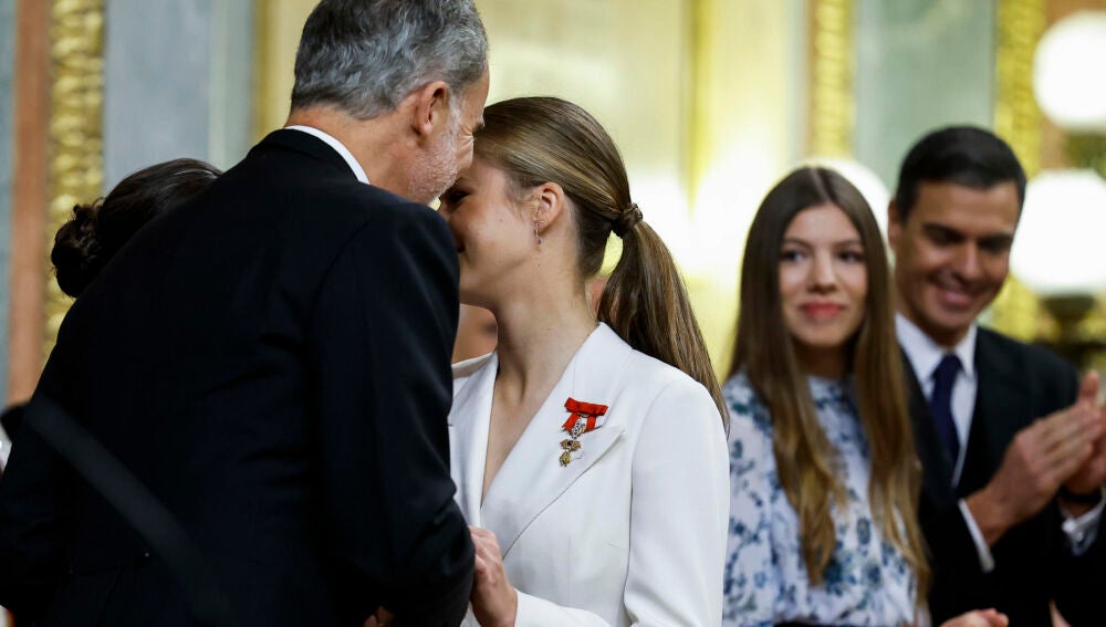 La princesa Leonor, junto a su padre, el rey de España, Felipe VI, tras serle impuestas las Medallas del Congreso y Senado en el escritorio del Congreso tras jurar la Constitución