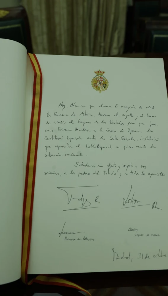 Página del libro de honor en la que ha escrito su mensaje el rey Felipe VI y firmado la reina, la princesa Leonor y la infanta Sofía /ondacero.es