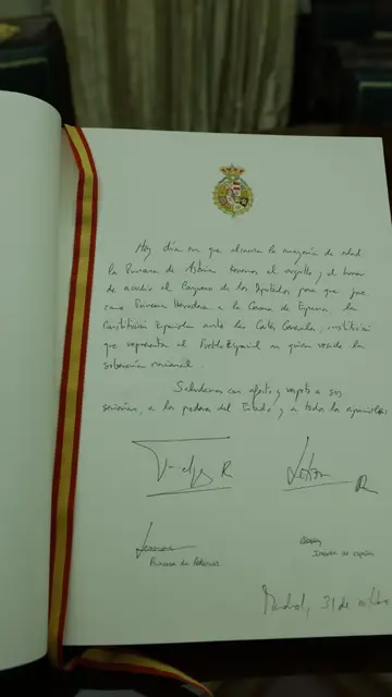 Página del libro de honor en la que ha escrito su mensaje el rey Felipe VI y firmado la reina, la princesa Leonor y la infanta Sofía /ondacero.es Página del libro de honor en la que ha escrito su mensaje el rey Felipe VI y firmado la reina, la princesa Leonor y la infanta Sofía /ondacero.es