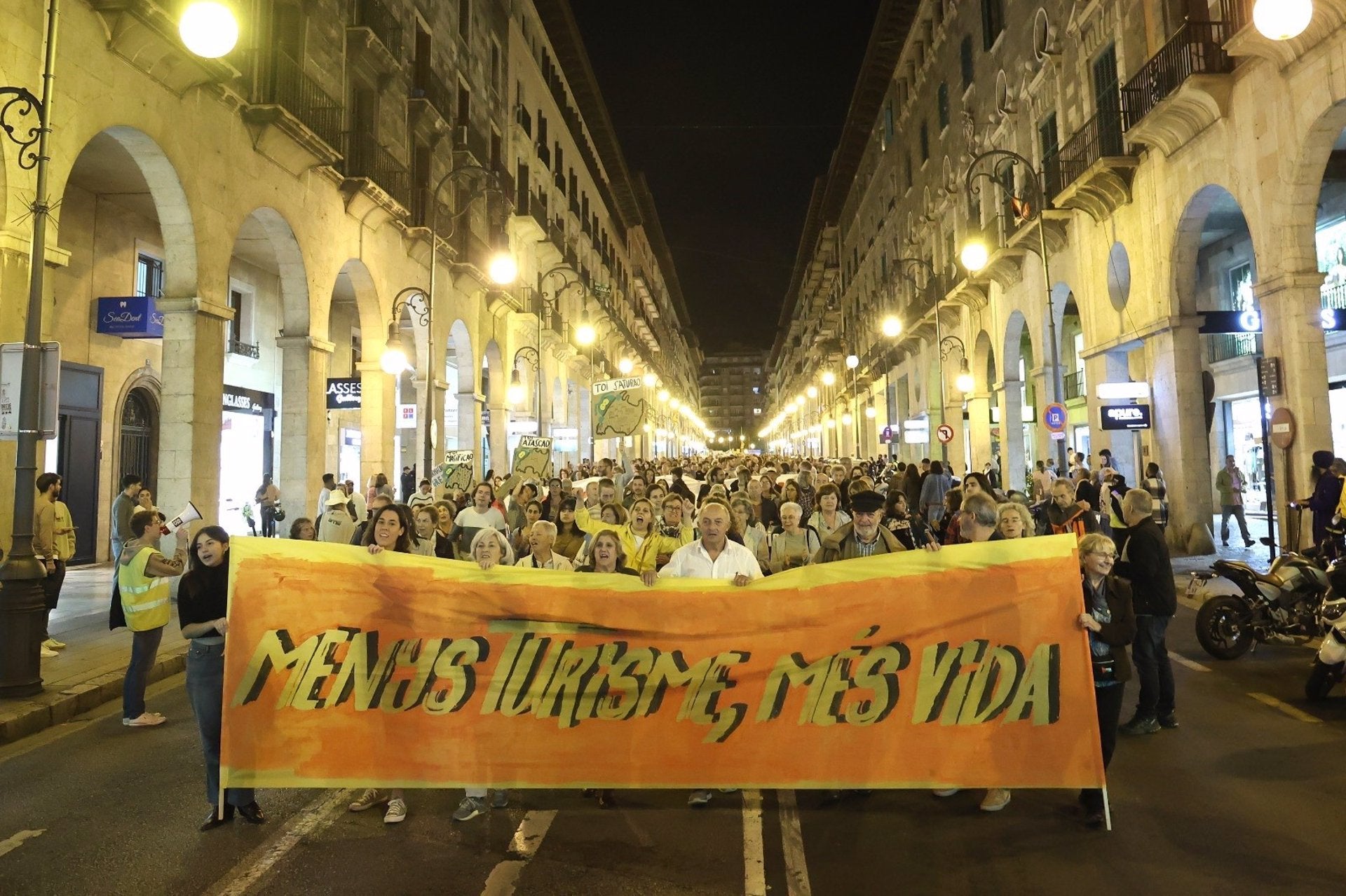 Un millar de personas se manifiestan en Palma contra el turismo y "más vida" Un millar de personas se manifiestan en Palma contra el turismo y "más vida"