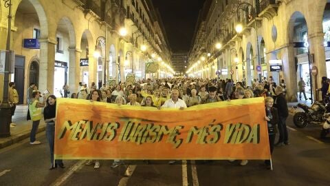 Un millar de personas se manifiestan en Palma contra el turismo y &quot;m&aacute;s vida&quot;