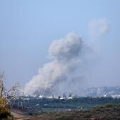 Nubes de humo desde la parte norte de la Franja de Gaza como resultado de un ataque aéreo israelí