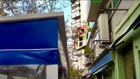 Una gran casa de juguete sale volando de una terraza en la zona de Mestalla, en Valencia