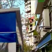 Una gran casa de juguete sale volando de una terraza en la zona de Mestalla, en Valencia