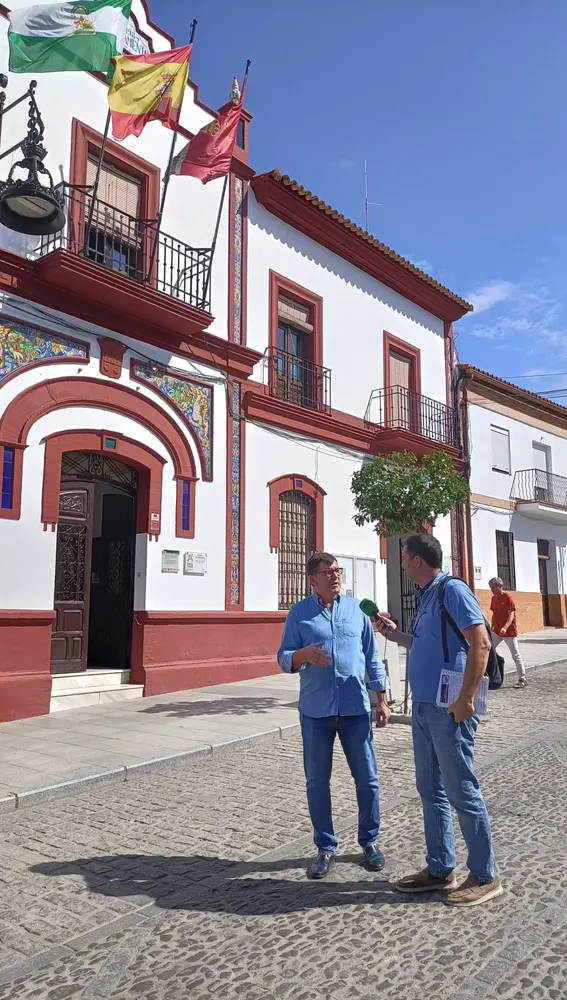 El alcalde de La Puebla, Antonio Beltrán, a las puertas del Ayuntamiento, durante el recorrido de Reto Demográfico.