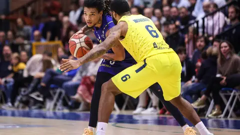 Una jugada del Alimerka frente al Ourense Una jugada del Alimerka frente al Ourense