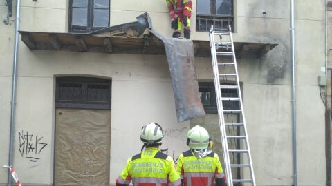 Bomberos 112 retiran una chapa con riesgo de caída en Cabezón de la Sal