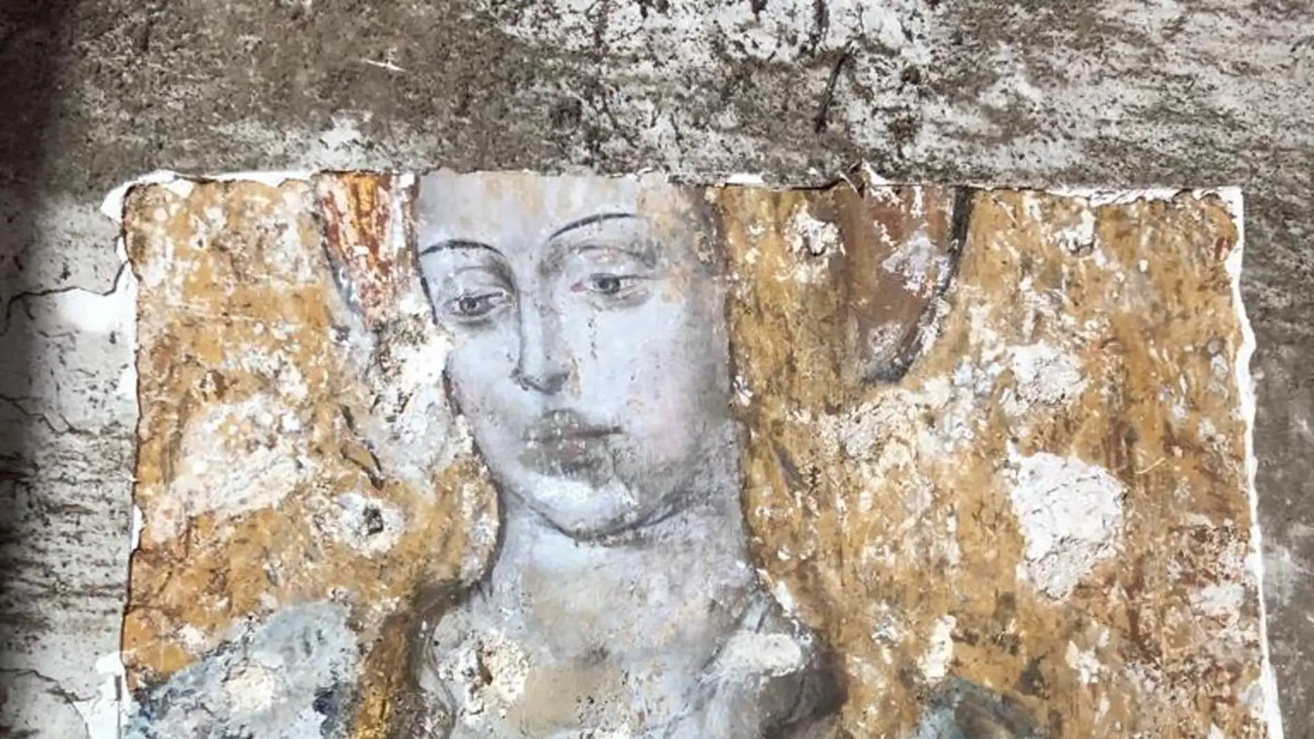 La restauración del retablo de la Iglesia de Santiago Apóstol de Llerena deja al descubierto importantes frescos del S. XV 
