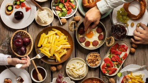 Imagen de archivo de una mesa llena de comida