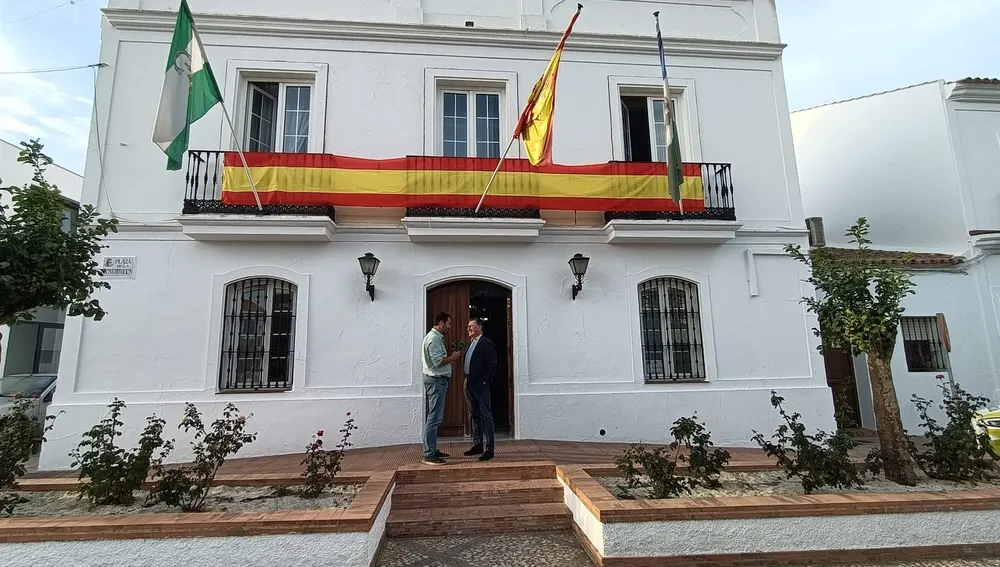 El alcalde de Villablanca, José Manuel Zamora, a las puertas del Ayuntamiento.