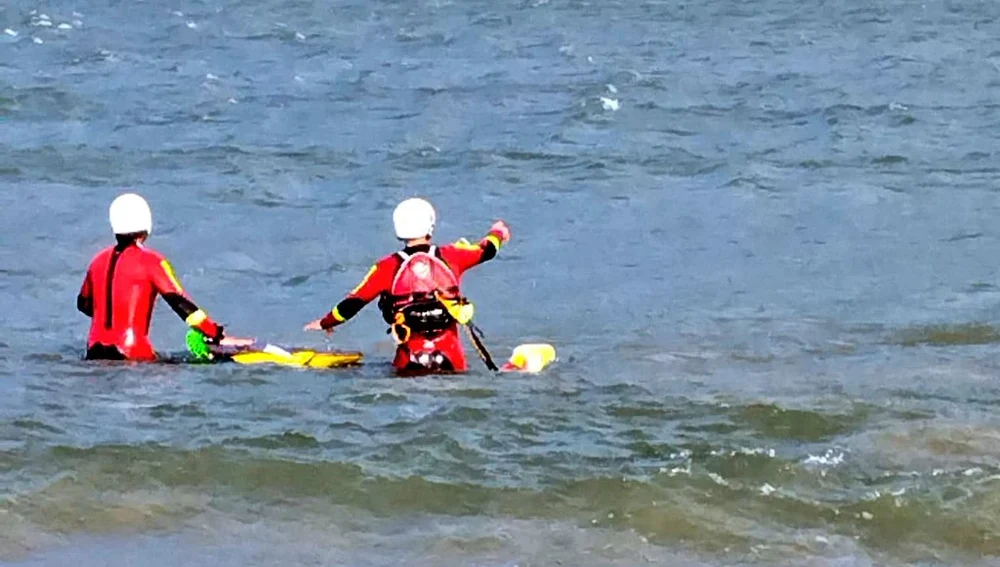 Dos efectivos rescatan en Laredo a dos kitesurfistas