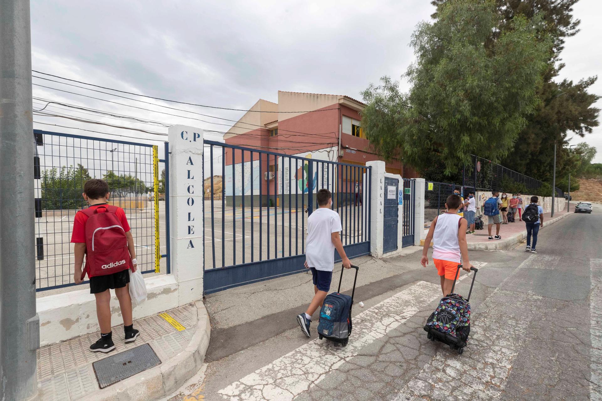 220.000 niños sufren acoso escolar en España y 74.000 se reconocen como acosadores 220.000 niños sufren acoso escolar en España y 74.000 se reconocen como acosadores