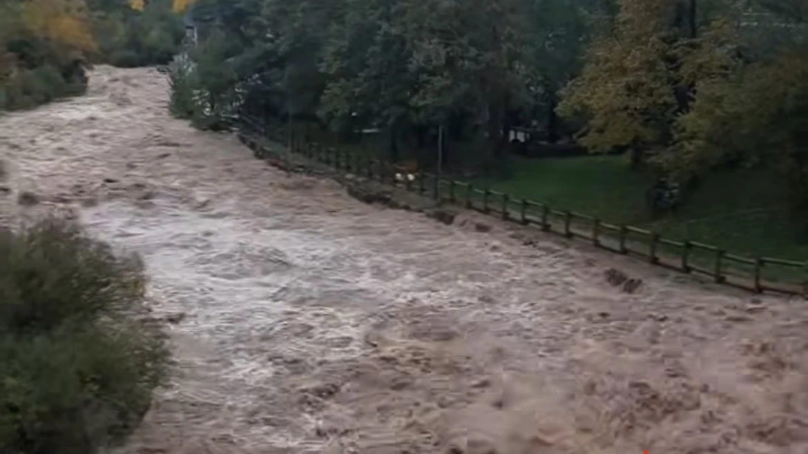 Crecida del río Aragón a su paso por Canfranc Crecida del río Aragón a su paso por Canfranc