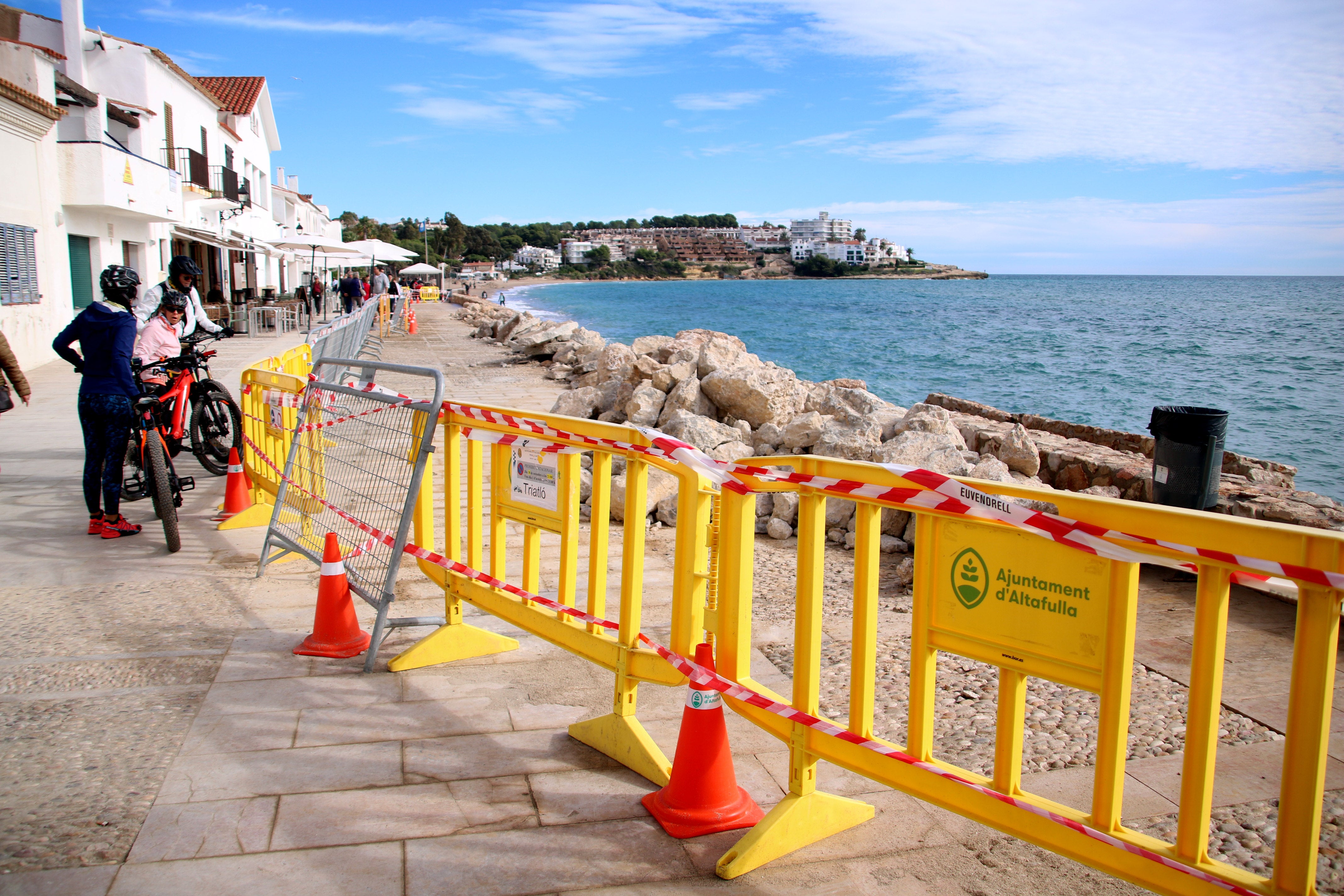 L'Ajuntament actua d'urgència al passeig marítim L'Ajuntament actua d'urgència al passeig marítim