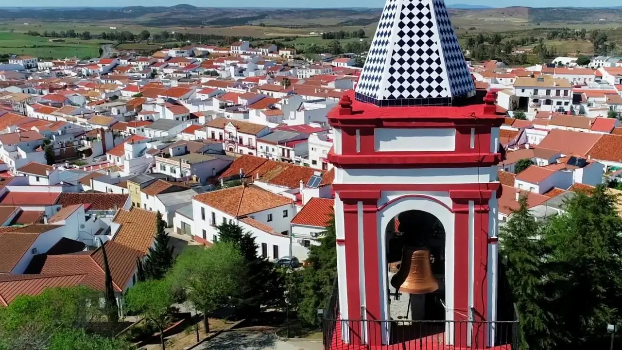 La Puebla de Guzmán tiene 3.000 habitantes. La Puebla de Guzmán tiene 3.000 habitantes.