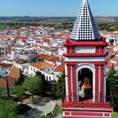 La Puebla de Guzmán tiene 3.000 habitantes. La Puebla de Guzmán tiene 3.000 habitantes.