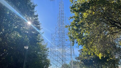 Cartes ultima la instalación de la estructura que levantará el gran árbol de Navidad