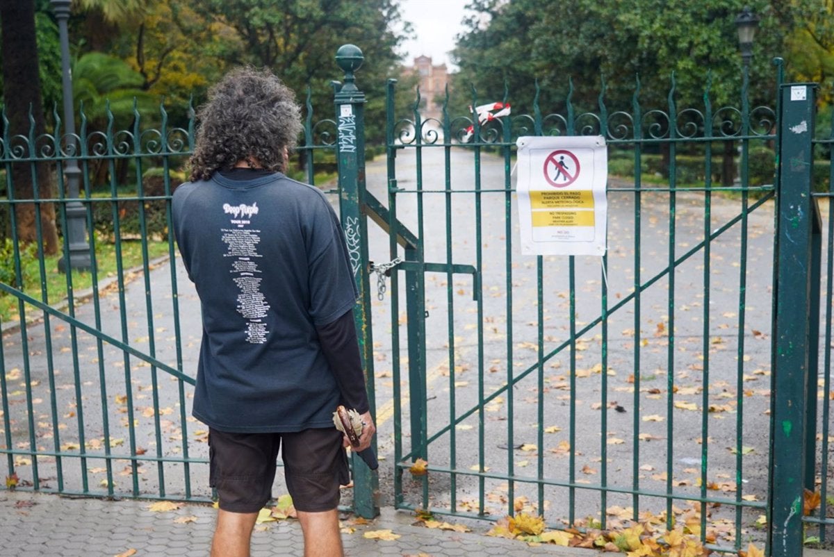 El viento obliga a cerrar el cementerio, parques e instalaciones deportivas El viento obliga a cerrar el cementerio, parques e instalaciones deportivas