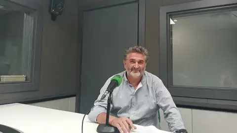 Paco Munera, gerente de Eco-piezas en los estudios de Onda Cero Vila-real. Paco Munera, gerente de Eco-piezas en los estudios de Onda Cero Vila-real.