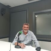 Paco Munera, gerente de Eco-piezas en los estudios de Onda Cero Vila-real. 
