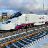 Hora y media de retraso en una nueva incidencia del tren extremeño, hubo que cambiar de convoy a casi 90 pasajeros en Cáceres