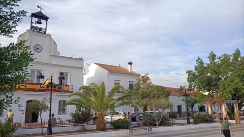 Imagen de la plaza y la fachada del Ayuntamiento de Villablanca.