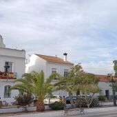 Imagen de la plaza y la fachada del Ayuntamiento de Villablanca.
